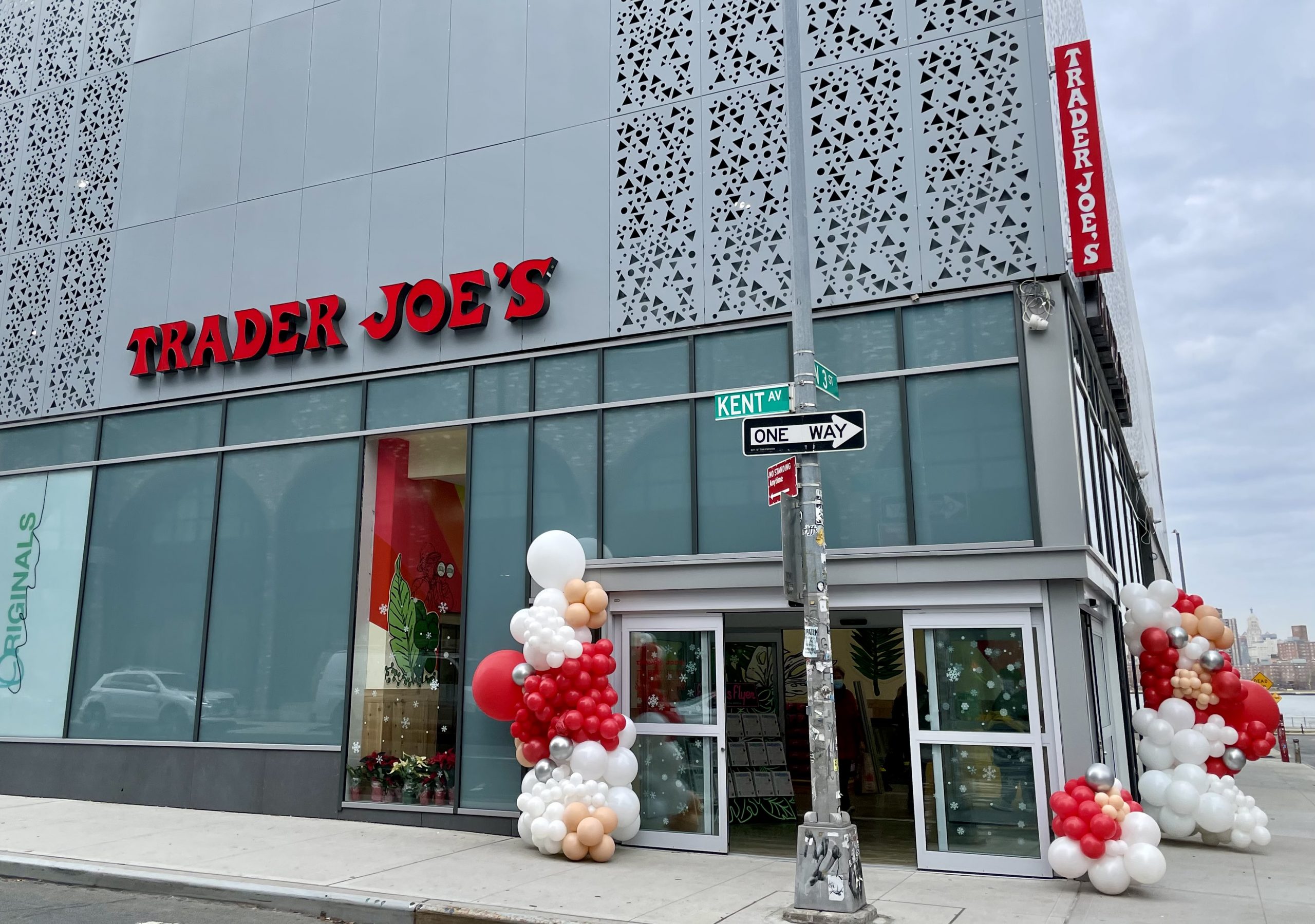 Trader Joe #39 s Opens to Excited Shoppers in Williamsburg Greenpointers