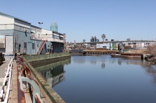 The vacant Dept. of Sanitation marine transfer station sits directly west of the proposed site. Photo: A. Simon