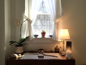 Natural decorative touches inside a treatment room at Help Your Self.