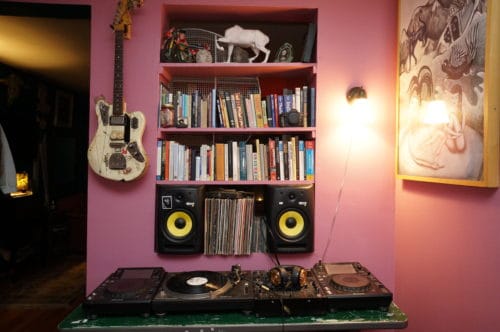 At home with Tiger Tooth, photo: Andy P. Smith