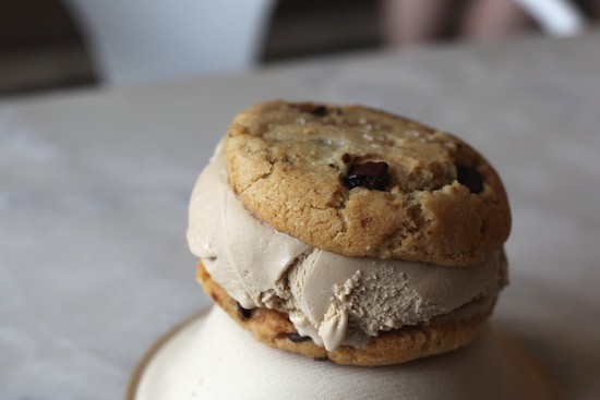 Van_Leeuwen_Earl_Grey_Ice_Cream_and_Ovenly_Cookie_Sandwich